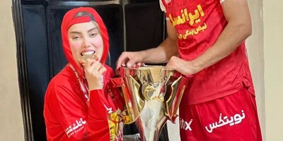 عکس های یادگاری فرشاد فرجی و بانو با جام قهرمانی پرسپولیس/ عجب پزی دارن می دن