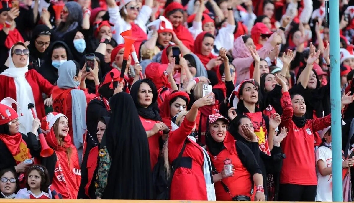 بانوان هوادار پرسپولیس در ورزشگاه آزادی +ویدئو