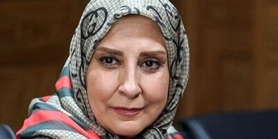 (عکس) مرجانه گلچین، بازیگر زن سینمای ایران در حال امضای کردن توپ بازیکنان تیم پرسپولیس!