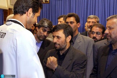 (فیلم) افشای داستان حضور احمدی نژاد در رختکن و اخراج علی دایی از تیم ملی / وقتی گلر دستور میگیرد از رئیس جمهور گل بخورد!